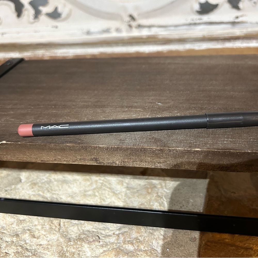 MAC Lip Liner in BOLDLY BARE.